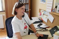 Foto von Sigrun Herrmann am Telefon
